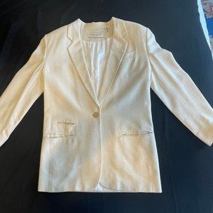 VALERIE STEVENS Vintage 1990’s Ivory/cream 100% silk blazer. Size 6,